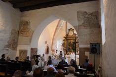 Žehnání obnoveného oltáře ve hřbitovním kostele